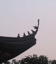 Загнутая китайская крыша - буддийский монастырь в Ханчжоу