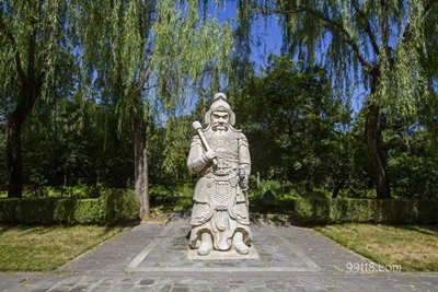 Статуя, Минские гробницы